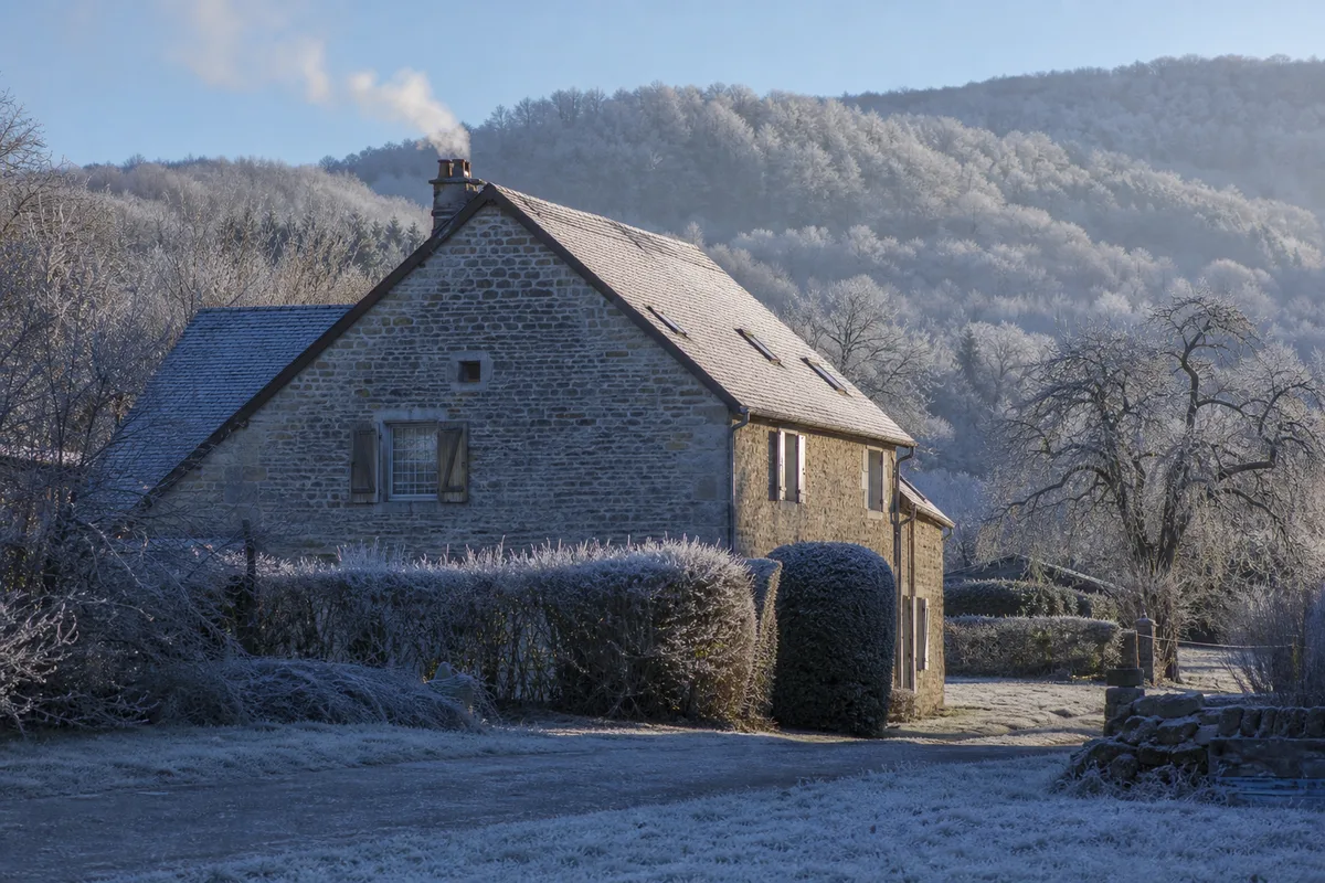 Vue d&rsquo;une maison de pierre du piémont vosgien sous la gelée matinale d&rsquo;hiver en Haute-Saône