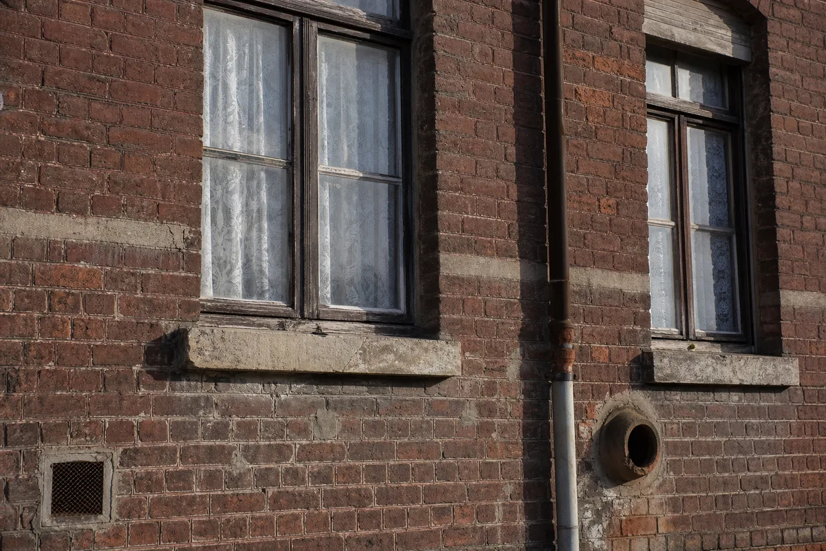 Rangée de maisons de mineurs en brique à Montceau-les-Mines sous une lumière d’hiver, façades anciennes révélant un besoin de rénovation du chauffage