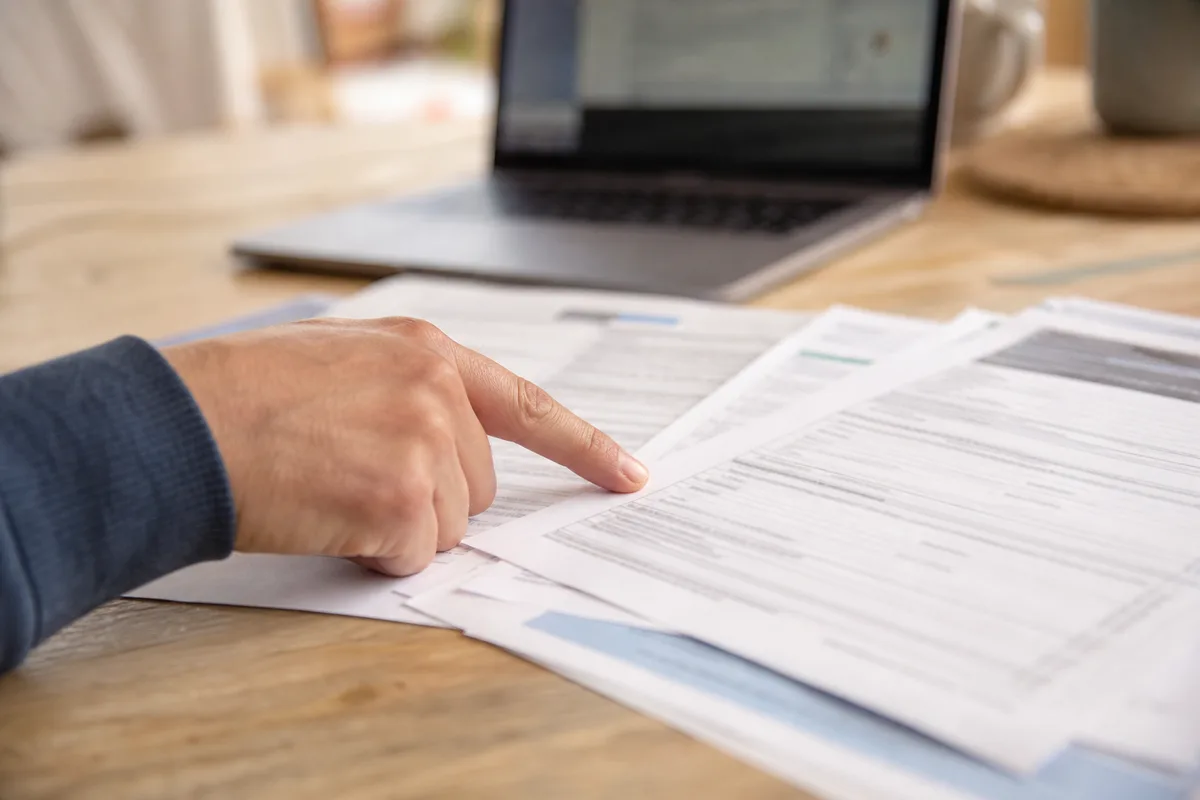 Certificat de qualification RGE et devis de chauffage posés sur une table de cuisine claire
